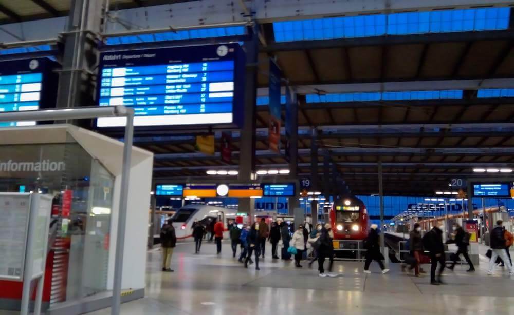 ミュンヘン駅でボローニャ行き列車の案内待ち